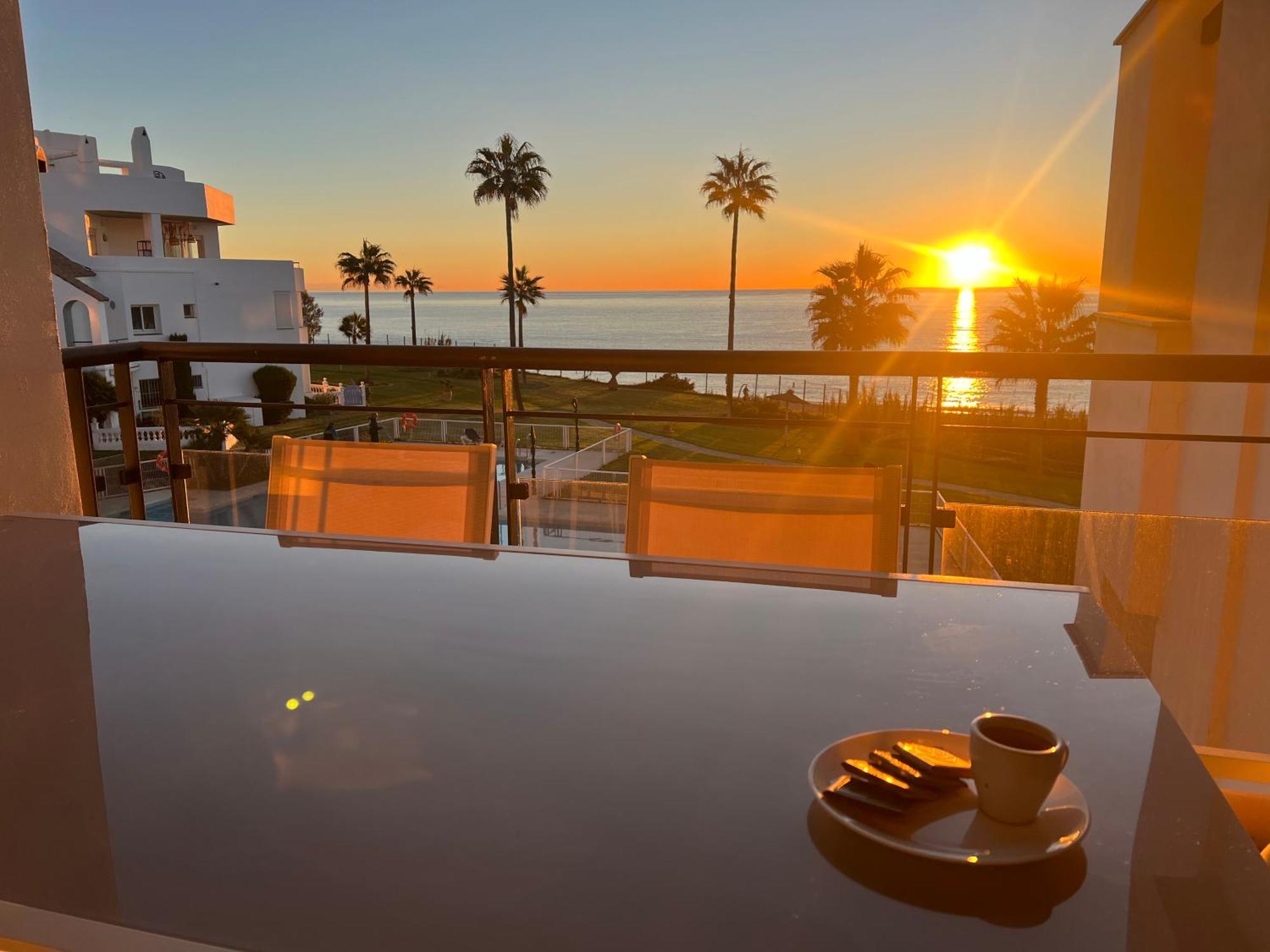 Sunrise Beach Front - Casares Del Mar Zewnętrze zdjęcie
