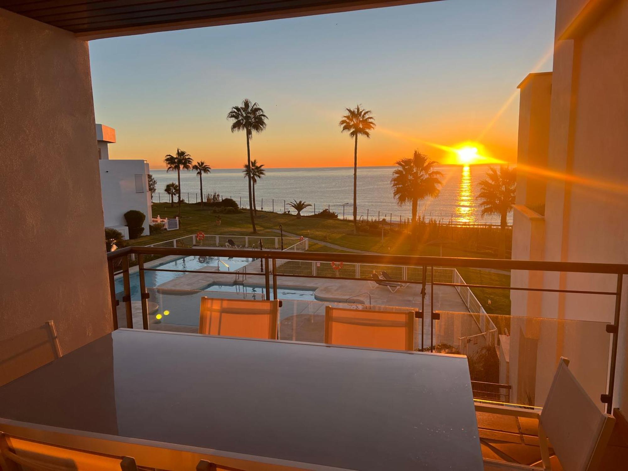 Sunrise Beach Front - Casares Del Mar Zewnętrze zdjęcie