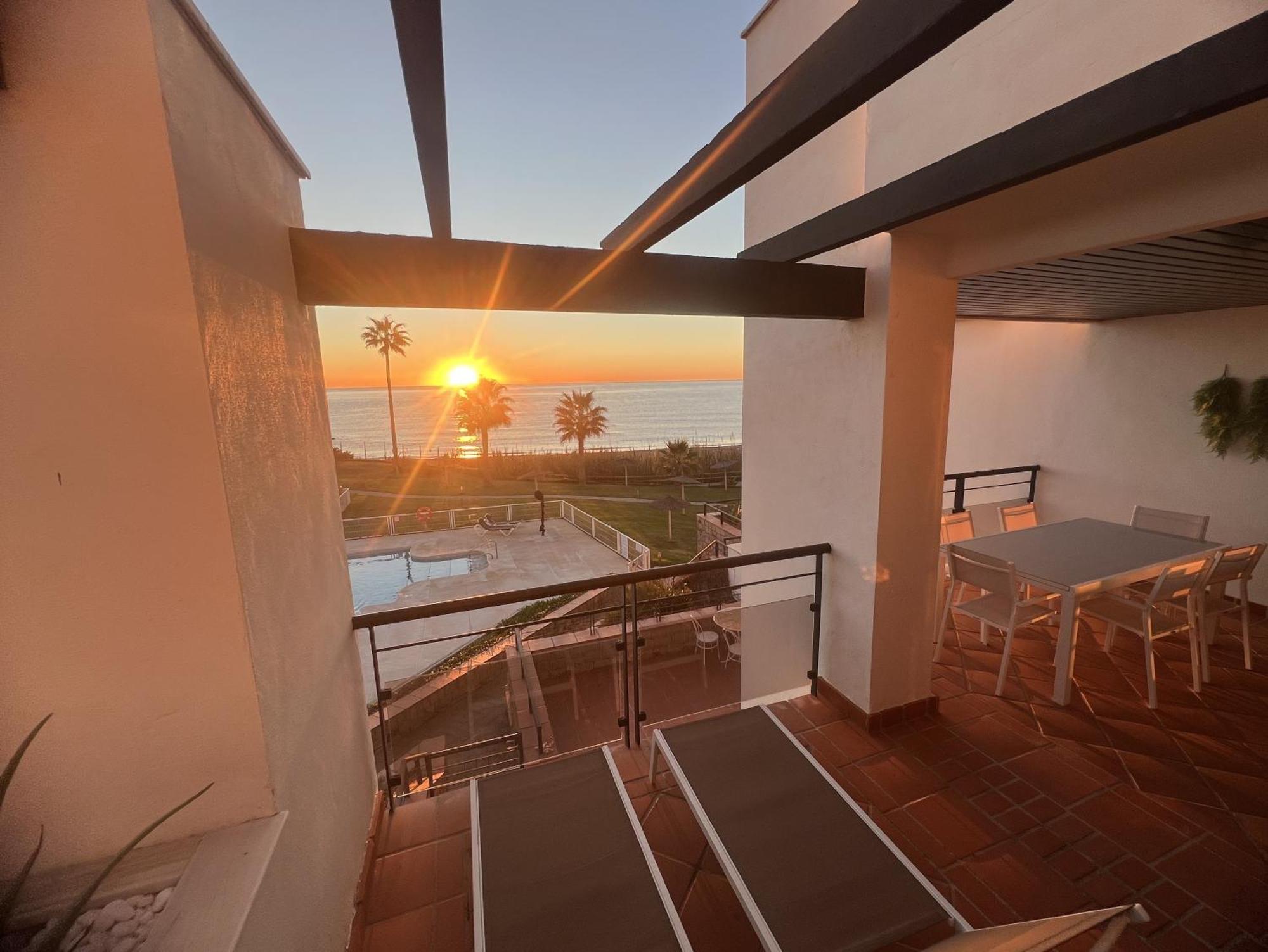 Sunrise Beach Front - Casares Del Mar Zewnętrze zdjęcie